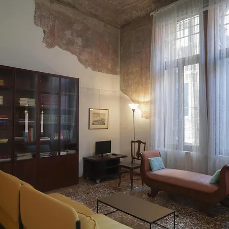 Melusina Fresco Historical Center Apartment *