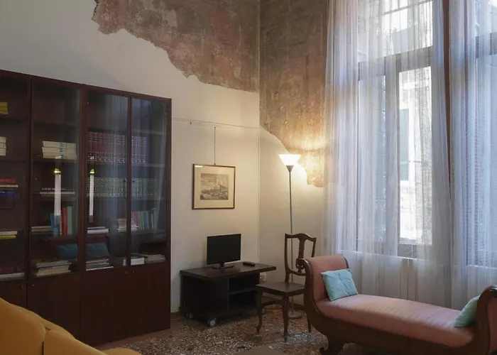 Melusina Fresco Historical Center Apartment *